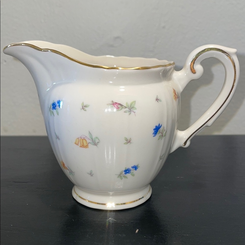 Vintage Syracuse China creamer in the Suzanne pattern. Vintage. 40’s-70’s.‎